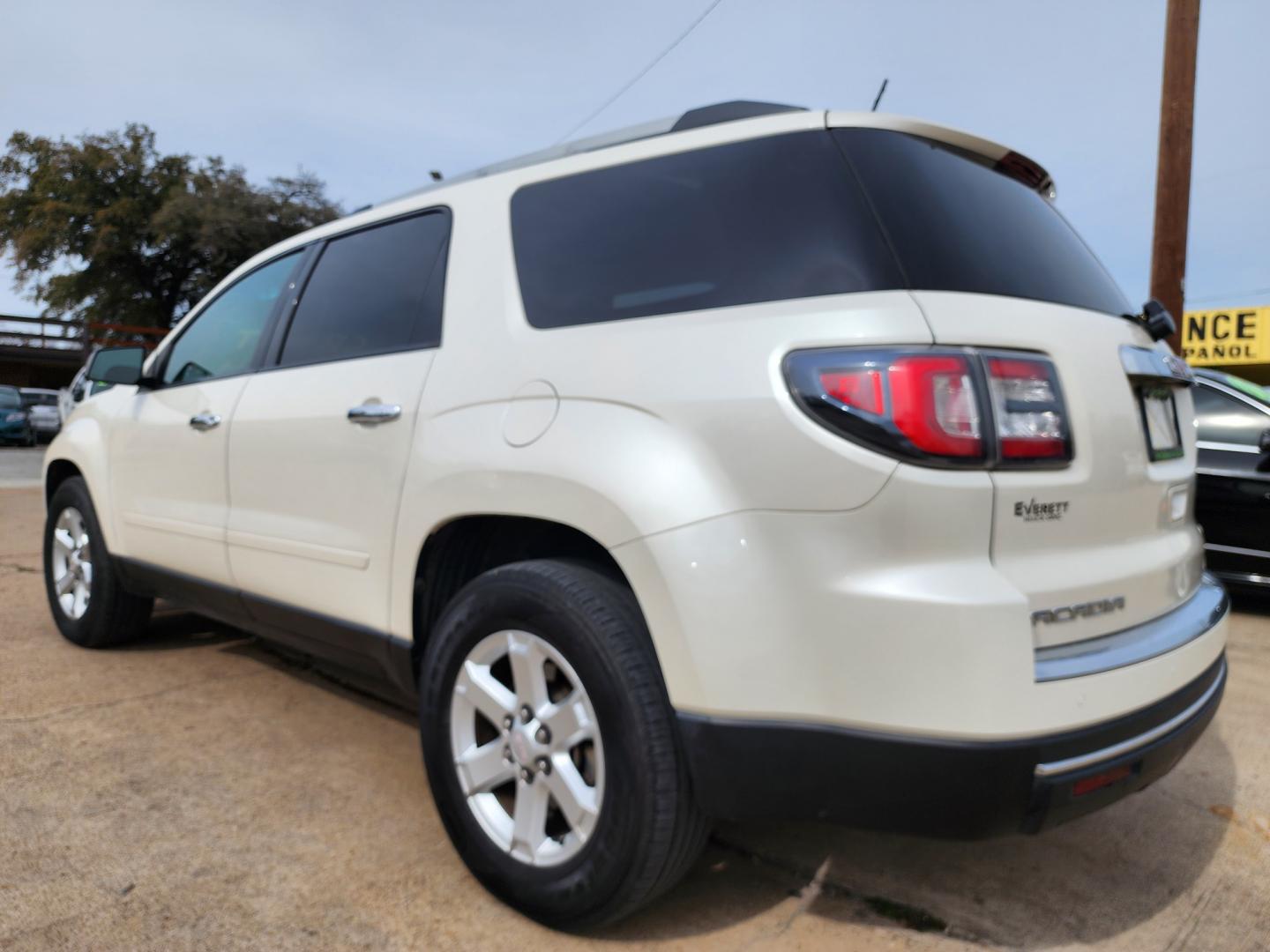 2015 DIAMOND WHITE GMC Acadia SLE-2 (1GKKRPKDXFJ) with an 3.6L V6 DOHC 24V engine, 6-Speed Automatic transmission, located at 2660 S.Garland Avenue, Garland, TX, 75041, (469) 298-3118, 32.885551, -96.655602 - Welcome to DallasAutos4Less, one of the Premier BUY HERE PAY HERE Dealers in the North Dallas Area. We specialize in financing to people with NO CREDIT or BAD CREDIT. We need proof of income, proof of residence, and a ID. Come buy your new car from us today!! This is a very well cared for 2015 GM - Photo#5